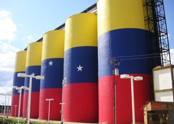 فنزويلا تحصل على 300 مليون دولار من عائدات أول صفقة بيع نفط من قبل أمريكا