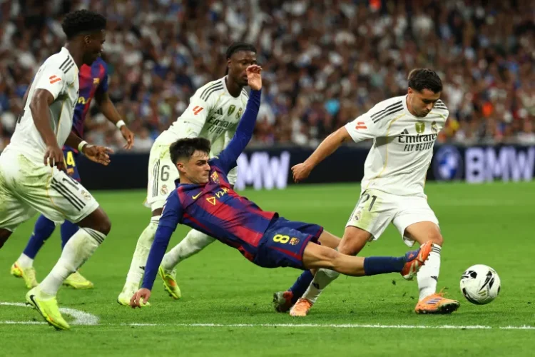 ماذا يعني الضغط العالي في كرة القدم ومَن رواده؟ (رويترز)