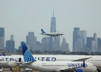 شركات طيران أمريكية تلغي رحلاتها بعد إغلاق المجال الجوي بالكاريبي