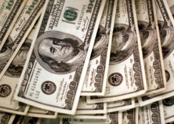 الدولار يتجه لخسارة أسبوعية مع تصاعد التوتر العالمي