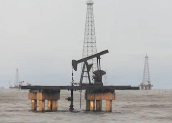 ترامب يسعى لخفض أسعار النفط العالمية إلى 50 دولاراً عبر فنزويلا