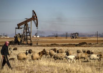 سيطرة “قسد” على الموارد.. اقتصاد ظل يعرقل التعافي والإعمار