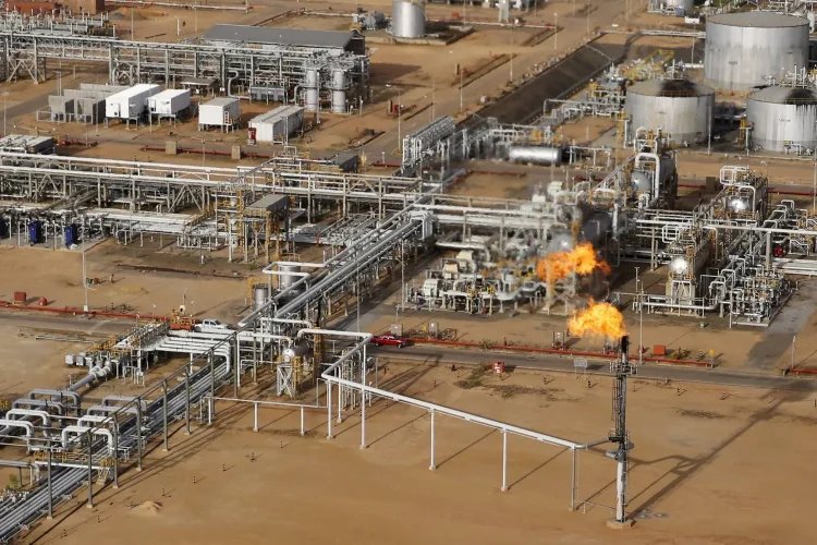 لهب يحرق الغاز الطبيعي في محطة لمعالجة النفط الخام الثقيل تديرها شركة النفط الحكومية الفنزويلية «PDVSA» في «حزام أورينوكو» الغني بالنفط (رويترز)