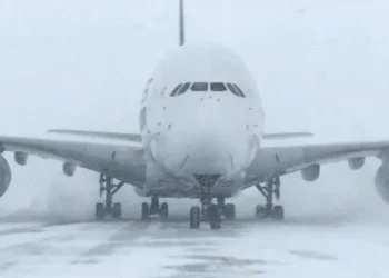 العاصفة الشتوية الهائلة تواصل تعطيل آلاف الرحلات الجوية حتى الاثنين