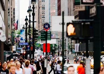 تباطؤ النمو السكاني في أميركا مع تراجع الهجرة