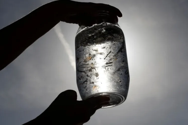 اعتدنا أن نتخيَّل الميكروبلاستيك بوصفه "فتاتا" بلاستيكيا طافيا (رويترز)