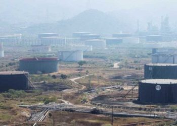 النفط يحوم دون أعلى مستوى في 7 أشهر مع ترقب محادثات أمريكا وإيران