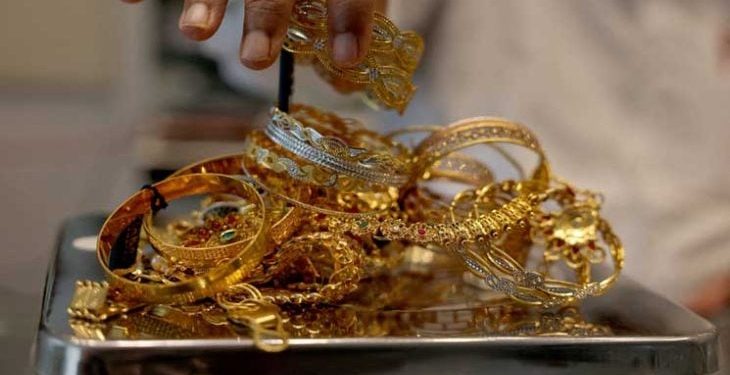 الذهب يرتفع بأكثر من 2% بعد موجة بيع حادة