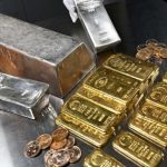 الذهب والفضة يواصلان مكاسبهما مع تراجع الدولار