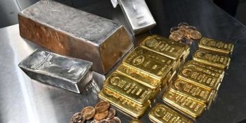 الذهب والفضة يواصلان مكاسبهما مع تراجع الدولار