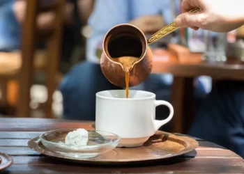 صداع رمضان الخفي.. عندما ينتقم الكافيين بصمت- فيديو