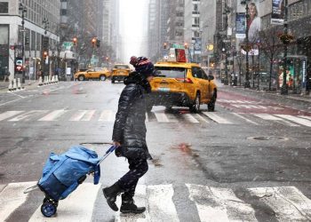 ولايات أميركية تعلن الطوارئ وإلغاء آلاف الرحلات الجوية جراء عاصفة ثلجية