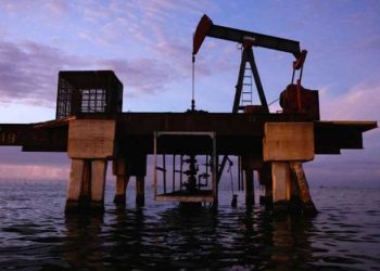 النفط ينخفض وسط تهدئة محتملة بين أمريكا وإيران وقوة الدولار