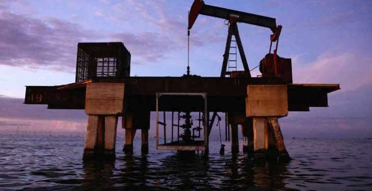 النفط ينخفض وسط تهدئة محتملة بين أمريكا وإيران وقوة الدولار