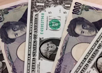 الدولار يتجه لتسجيل أفضل أداء أسبوعي منذ تشرين الثاني والين يرتفع قبل الانتخابات