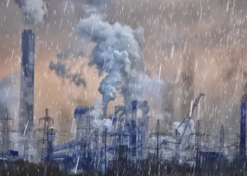 أمطار كيميائية تعود من السماء.. كيف تتحول غازات صناعية إلى تلوث دائم على الأرض؟