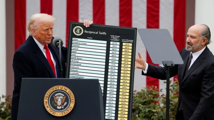 الرئيس الأميركي دونالد ترامب ولائحة الرسوم الجمركية (أرشيفية -رويترز)