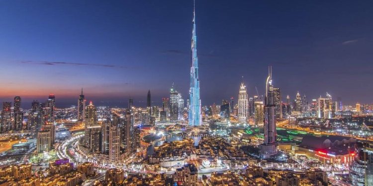 القطاع غير النفطي في الإمارات يحقق أعلى نمو في 11 شهراً