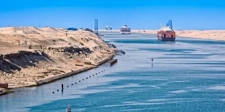إيرادات قناة السويس تعود للنمو بعد عامين من الانكماش