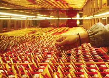 عقود الذهب والفضة تعزز مكاسبها