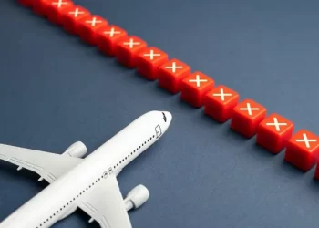 دول عربية وأجنبية تعلق رحلاتها الجوية إلى إيران بعد الضربة الإسرائيلية