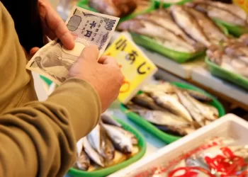 تباطؤ التضخم الأساسي في اليابان لأدنى مستوى في عامين يربك حسابات رفع الفائدة