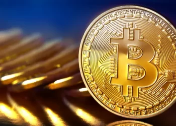 بيتكوين تتداول قرب 70 ألف دولار للمرة الأولى منذ نوفمبر 2024