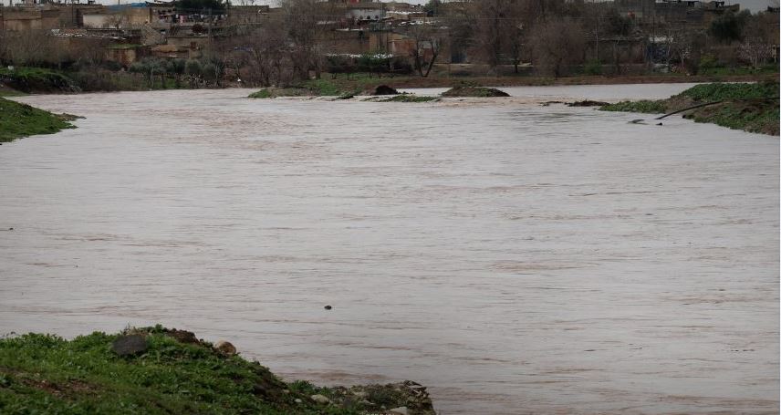 الهلال الأحمر يُجلي عائلات في الحسكة مع تجدد فيضان نهر الخابور ويُجهّز مركز إيواء للمتضررين