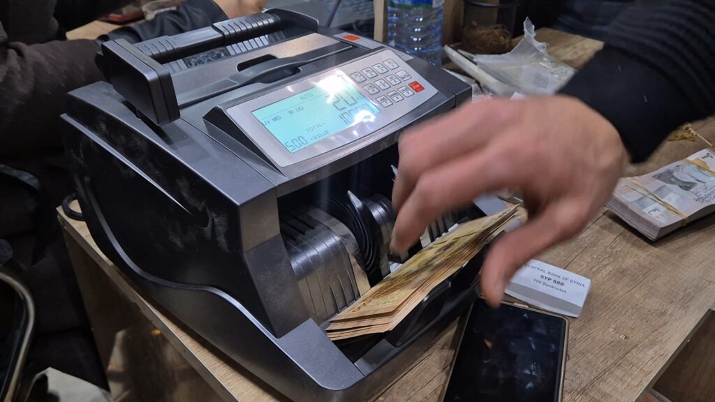 تعدد العملات يفتح باب الاستغلال في أسواق الشمال السوري