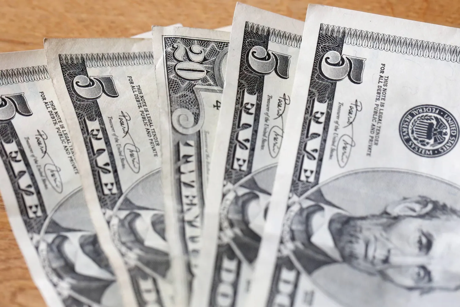 الدولار يكتسح الأسواق العالمية ويحلق قرب ذروة 2026