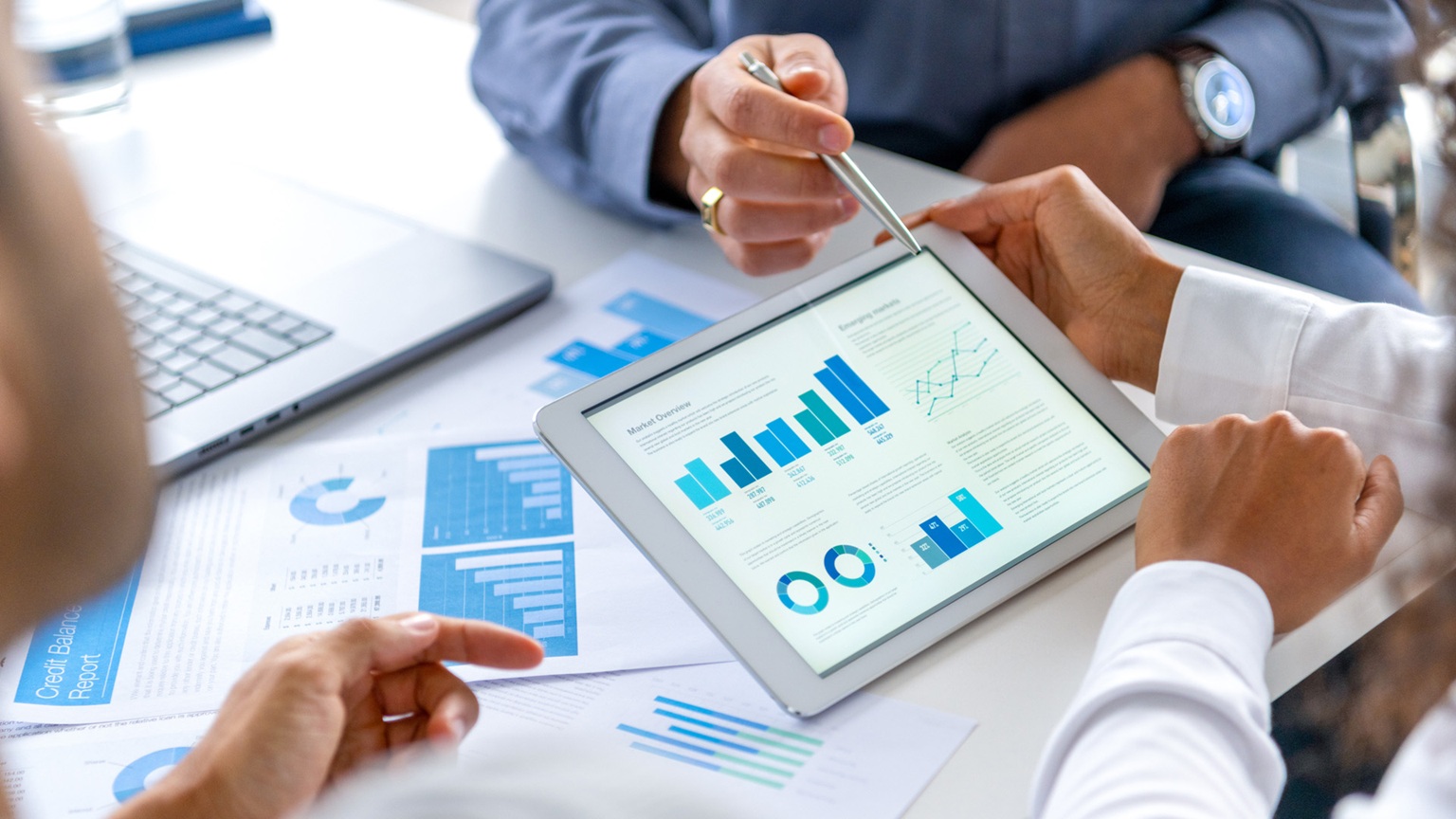 خلف كواليس التنبؤ .. من يصنع توقعات الأسواق؟