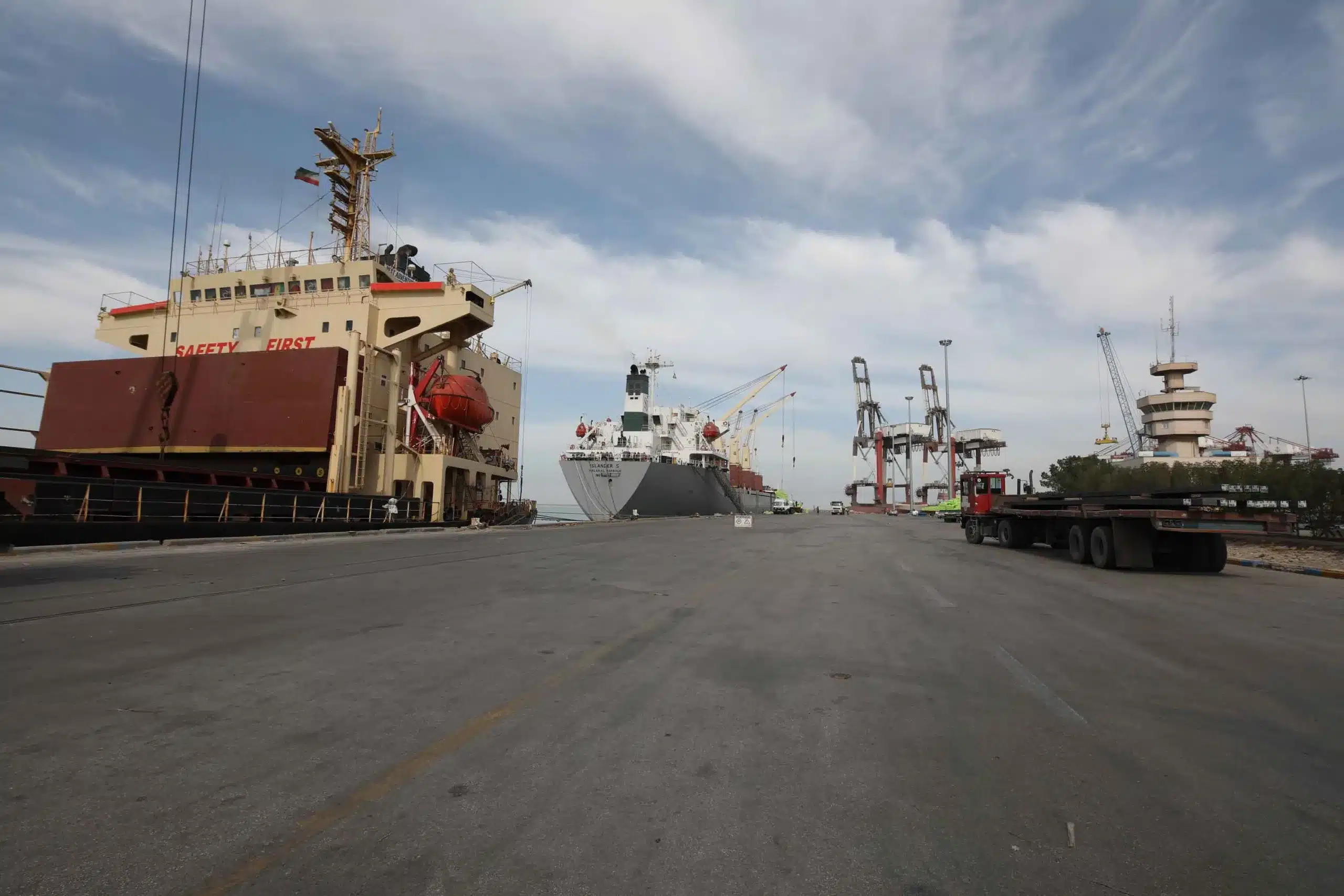 بالأرقام والخرائط: كم تخسر إيران يومياً من حصار موانئها؟