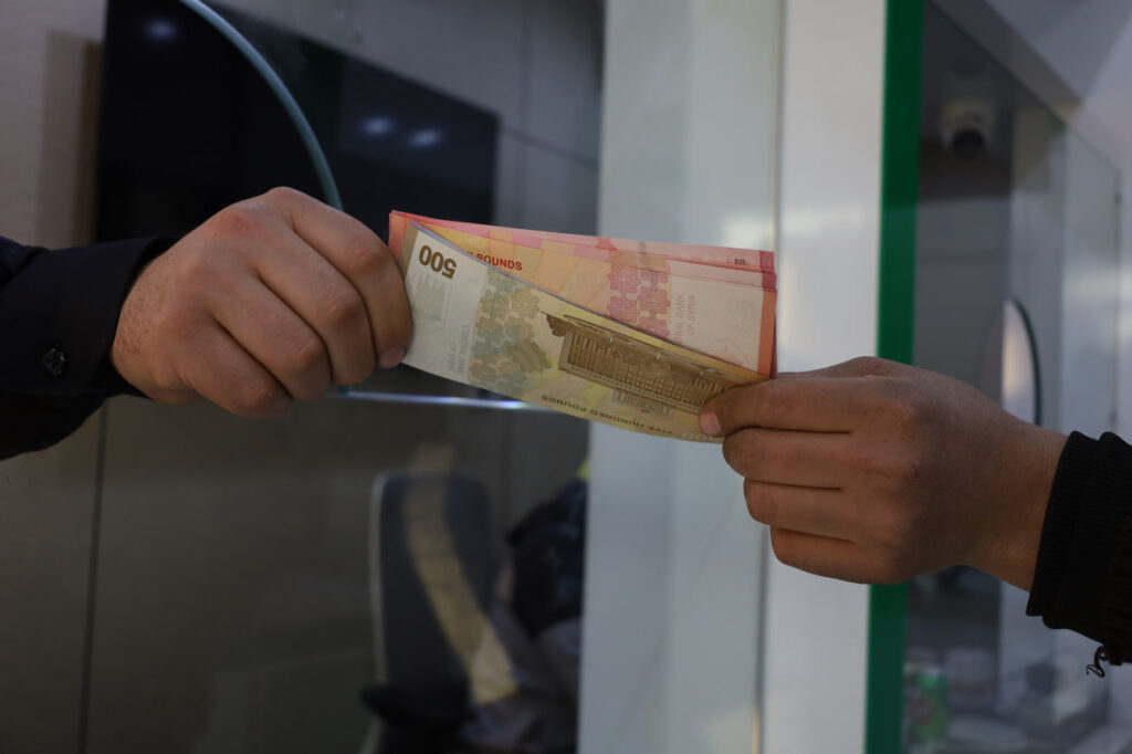 الليرة السورية تواجه ضغوطاً مستمرة وسط تقلبات السوق وأزمات الاقتصاد