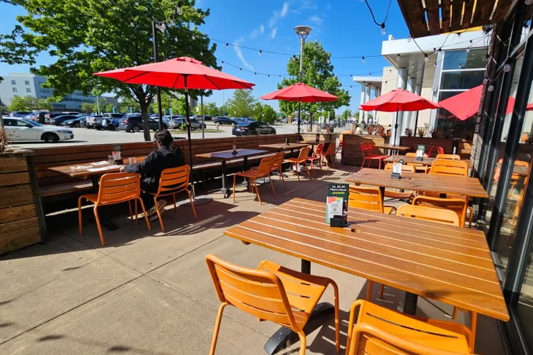 من المطاعم إلى المنازل.. حرب إيران تدفع الأمريكيين لإنفاق استهلاكي حذر