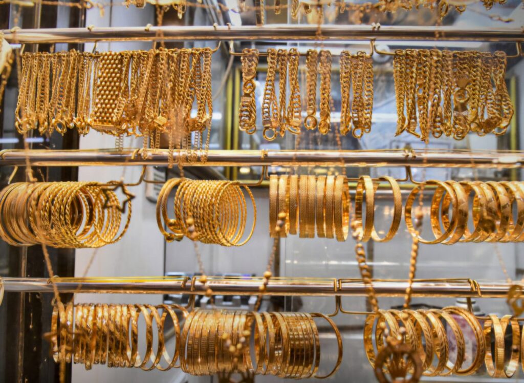 تقلبات أسعار الذهب.. لماذا يختلف سعر القطعة نفسها بين محل وآخر؟