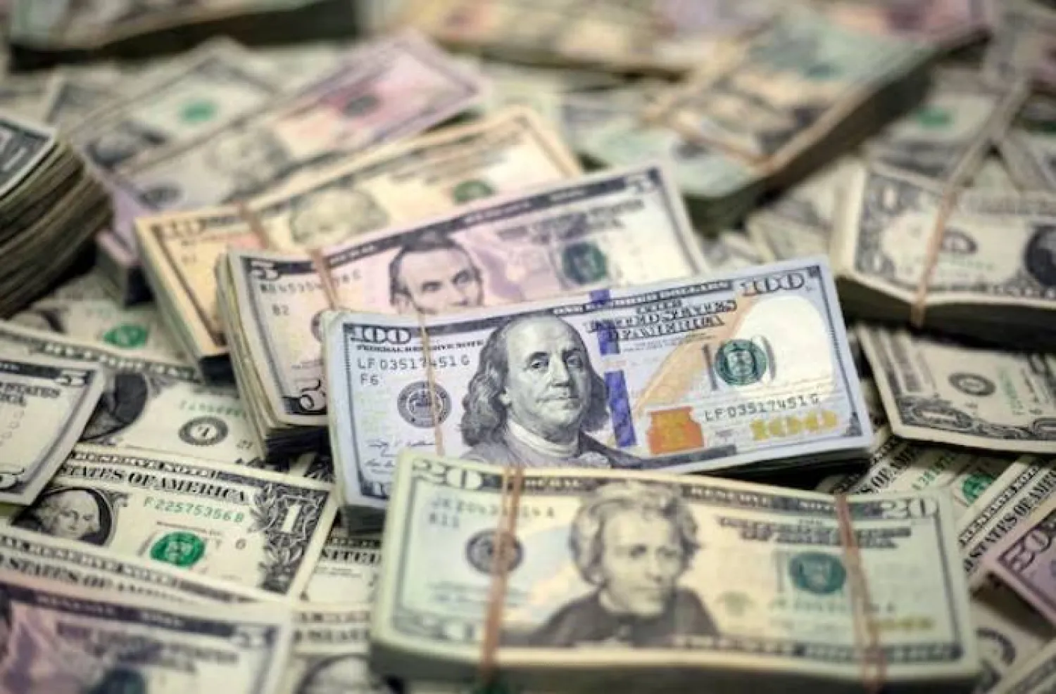 الدولار يتجه لأول مكسب أسبوعي في 21 يوماً