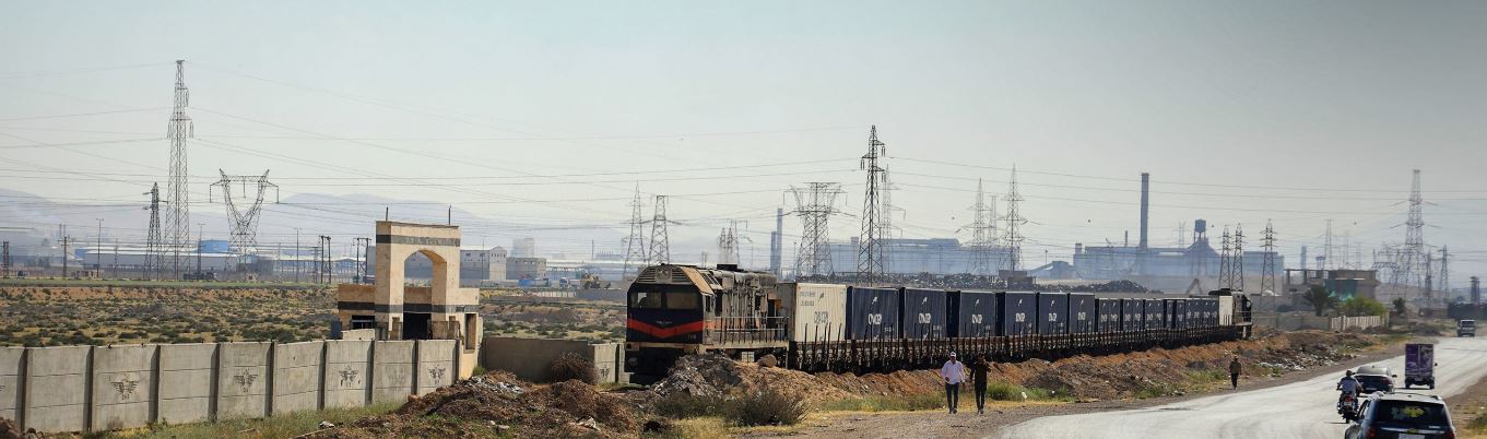 قطار حاويات يعيد ربط مرفأ اللاذقية بعدرا الصناعية بعد 14 عاماً من التوقف- صور