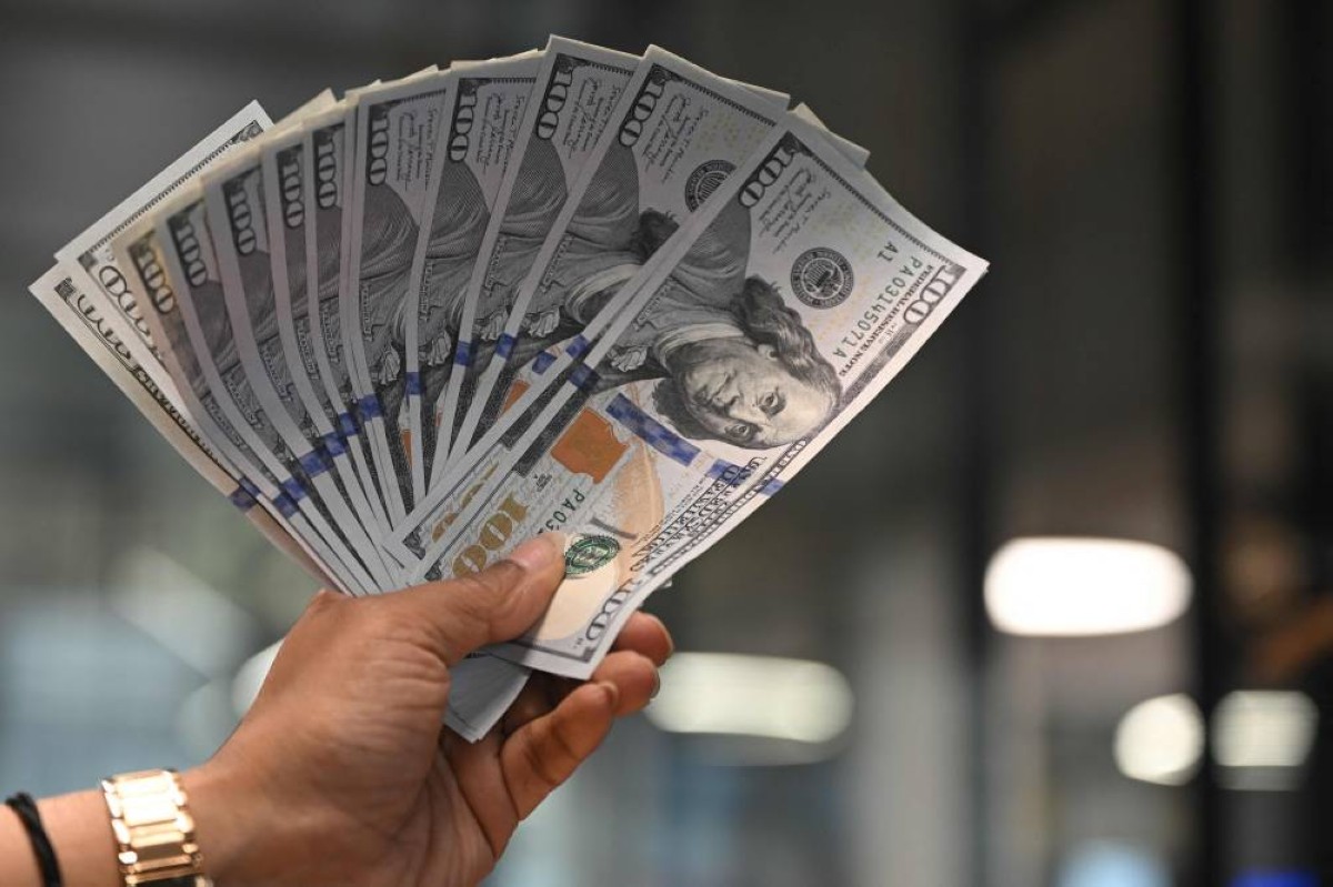 الدولار يستقر قرب أعلى مستوى في 6 أسابيع