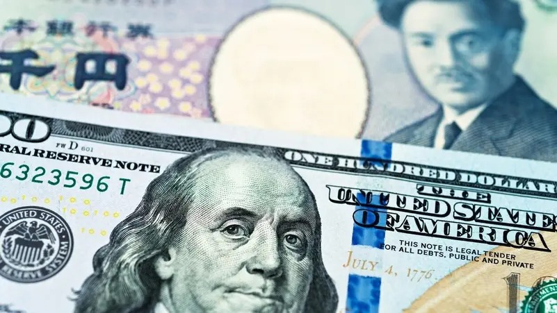 الدولار مستقر والين قرب أدنى مستوى منذ 40 عاماً