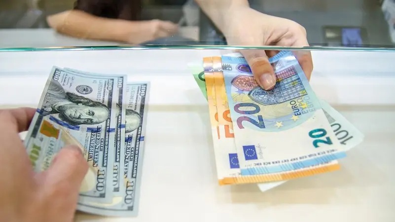 هبوط الدولار بعد تثبيت “الفيدرالي” لأسعار الفائدة