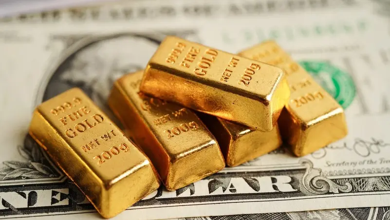الذهب يتجه لتحقيق ثالث مكسب أسبوعي والدولار إلى تكبد خسارة أسبوعية