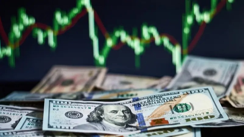 الدولار يرتفع قبيل بيانات الوظائف الأميركية وسط ترقب لاحتمال رفع الفائدة