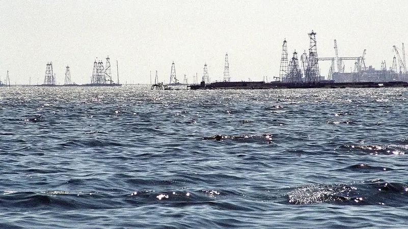 كازاخستان تغير مسار صادراتها النفطية بسبب اضطرابات بحر قزوين