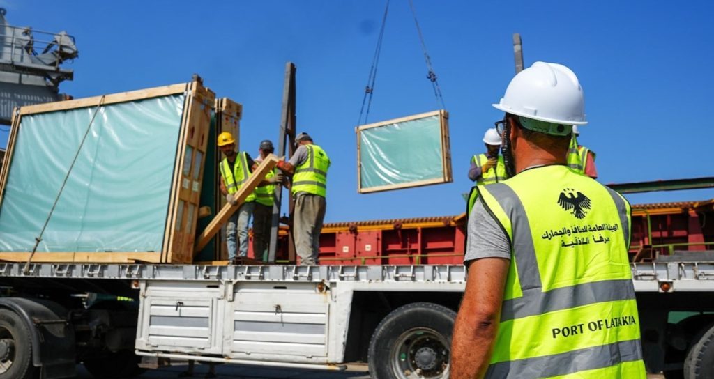 وصول أول باخرة محملة بألواح الزجاج إلى مرفأ اللاذقية بعد 10 سنوات من الانقطاع