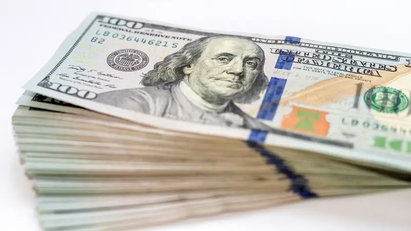 الدولار يستقر بعد إبقاء أسعار الفائدة الأميركية دون تغيير