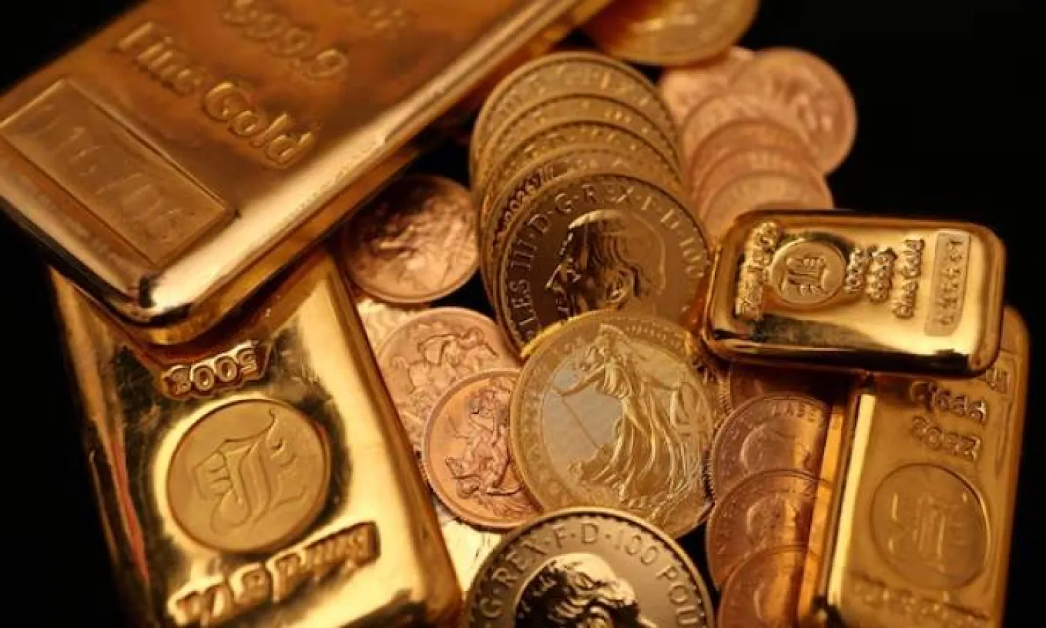 الذهب يرتفع بأكثر من 1 % بدعم تراجع الدولار وعوائد السندات